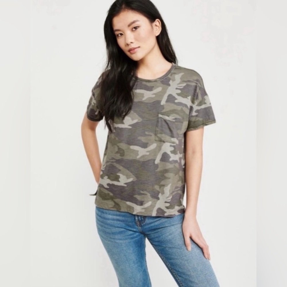 abercrombie & fitch • camo tshirt | M